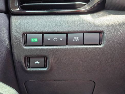 Used 2025 Nissan Sentra SV FWD image 28