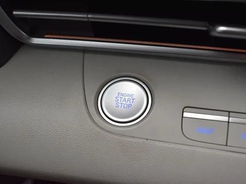 Used 2024 Hyundai Elantra Limited FWD image 29