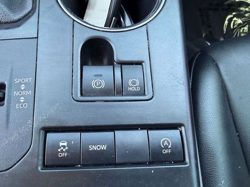 Used 2021 Toyota Highlander XLE FWD image 29