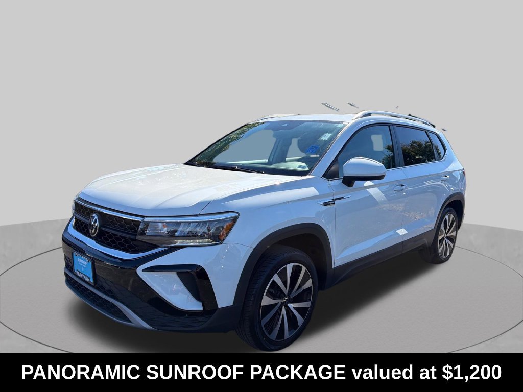 Used 2024 Volkswagen Taos SE w/ Panoramic Sunroof Package FWD image 2