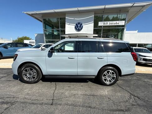 Used 2025 Ford Expedition Active AWD/4WD image 3