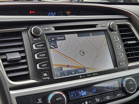 Used 2019 Toyota Highlander Limited image 17