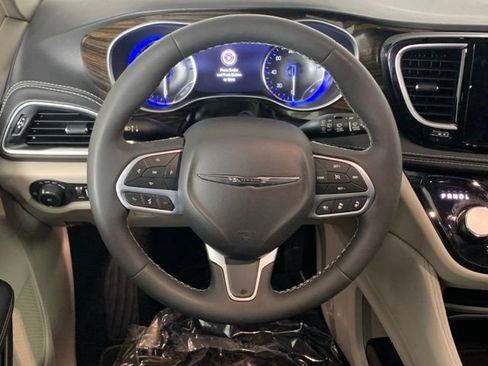 Used 2024 Chrysler Pacifica Limited FWD image 30