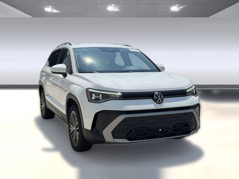 Used 2025 Volkswagen Taos SE FWD image 7