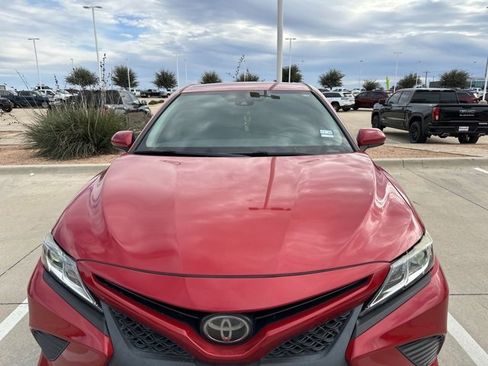 Used 2020 Toyota Camry SE image 2