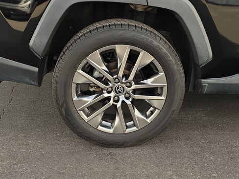 Used 2021 Toyota RAV4 XLE Premium image 10