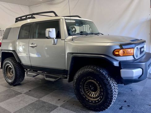 Used 2010 Toyota FJ Cruiser Base 4x4 4dr SUV 5A image 2