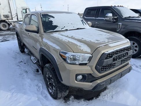 Used 2020 Toyota Tacoma TRD Off-Road image 2