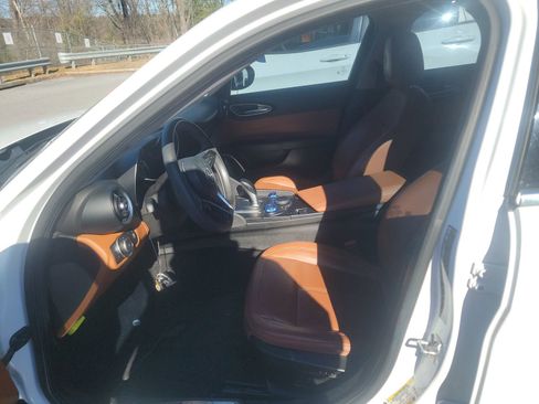 Used 2018 Alfa Romeo Giulia AWD image 11