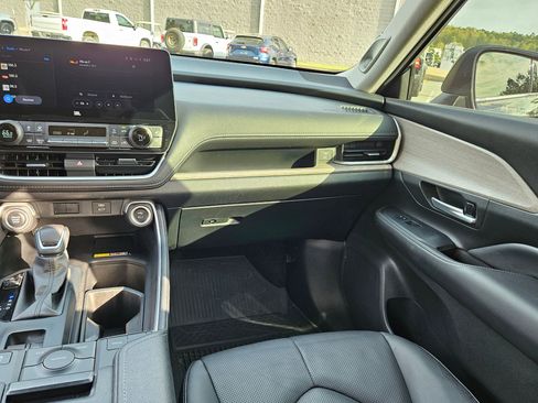 Used 2024 Toyota Grand Highlander Limited image 11