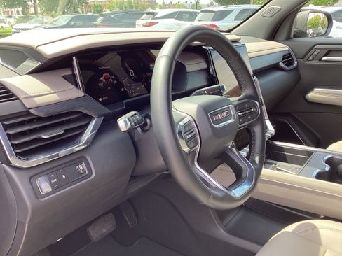 Used 2026 GMC Acadia Elevation w/ Elevation Premium Package FWD image 11