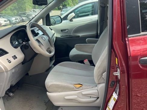 Used 2011 Toyota Sienna w/ Towing Pkg FWD image 11