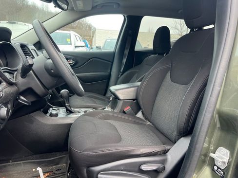 Used 2021 Jeep Cherokee Latitude w/ Mopar Interior Package image 13