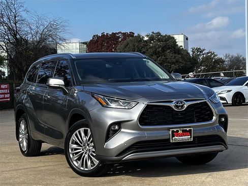 Used 2025 Toyota Highlander Platinum image 2