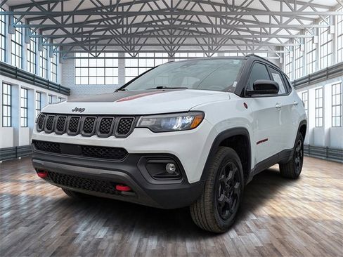 Used 2023 Jeep Compass Trailhawk image 8