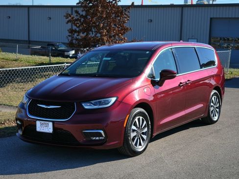Used 2022 Chrysler Pacifica Touring-L image 8
