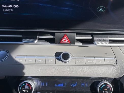 Used 2023 Hyundai Elantra SEL w/ Convenience Package image 30