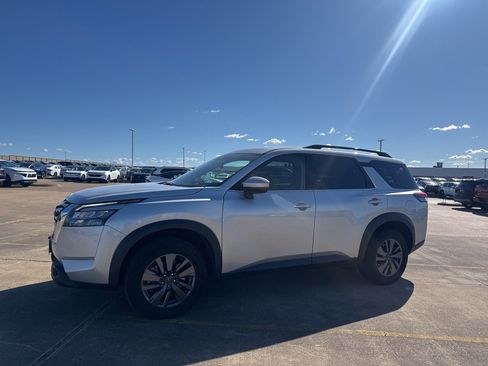 Certified 2024 Nissan Pathfinder SV image 4