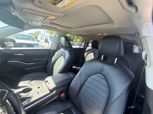 Used 2023 Toyota Highlander XLE AWD/4WD image 16