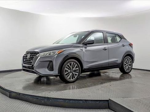 Used 2021 Nissan Kicks SV image 2