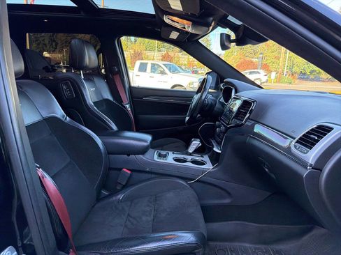 Used 2019 Jeep Grand Cherokee SRT image 19