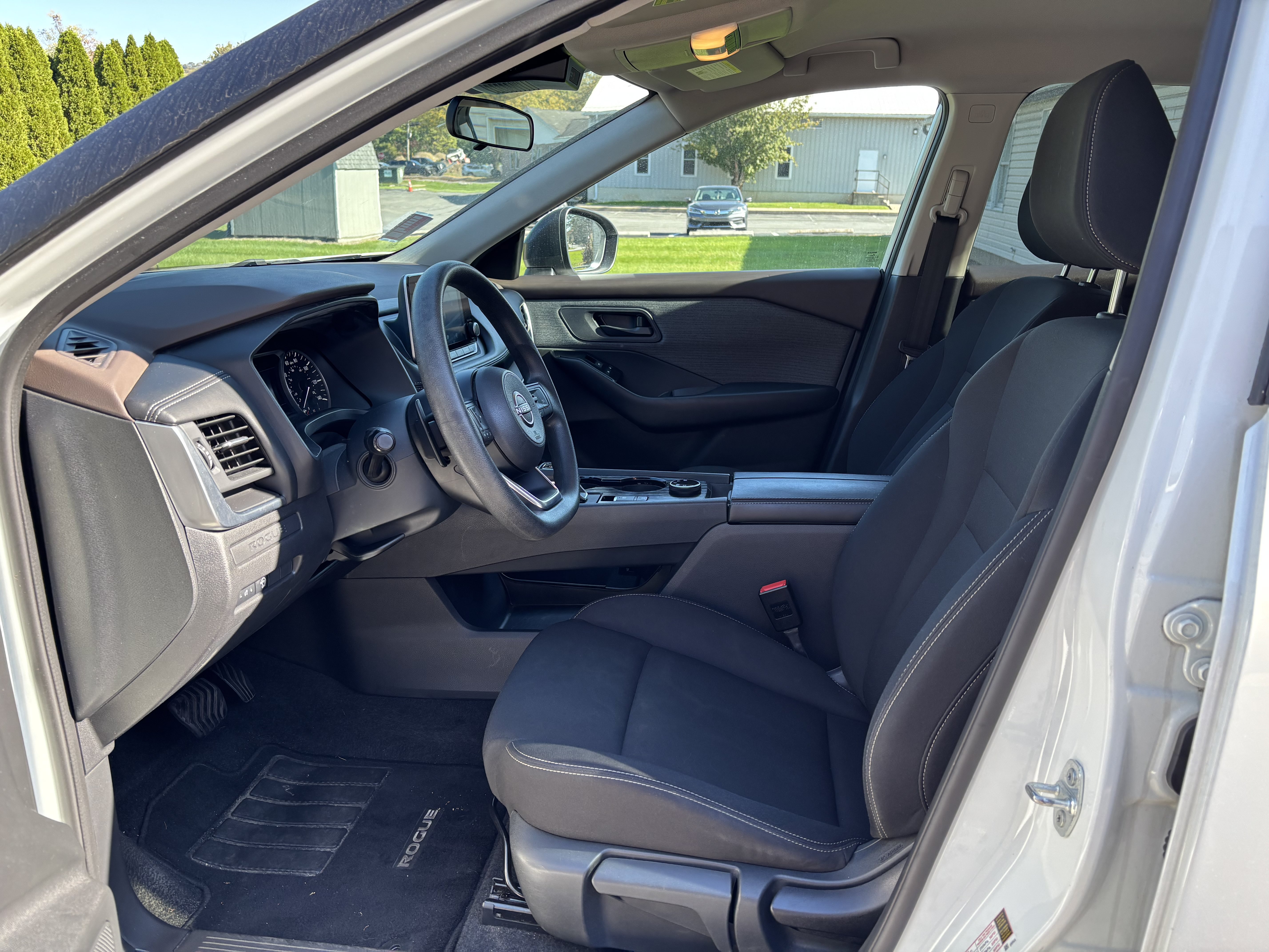 Used 2023 Nissan Rogue S AWD/4WD image 13