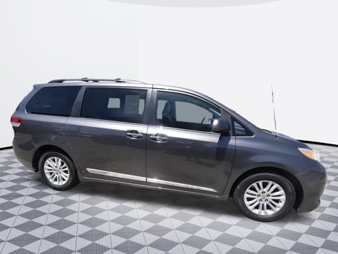 Used 2014 Toyota Sienna XLE w/ Entertainment Package FWD image 6