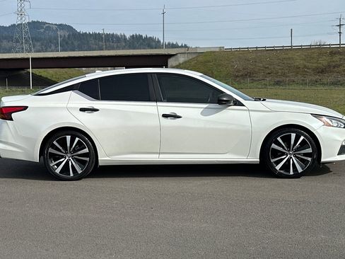 Used 2020 Nissan Altima 2.5 SR w/ Premium Package FWD image 2