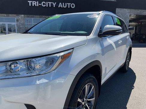 Used 2019 Toyota Highlander XLE AWD/4WD image 2