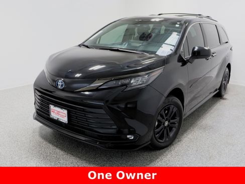 Used 2024 Toyota Sienna XLE Woodland Edition image 2