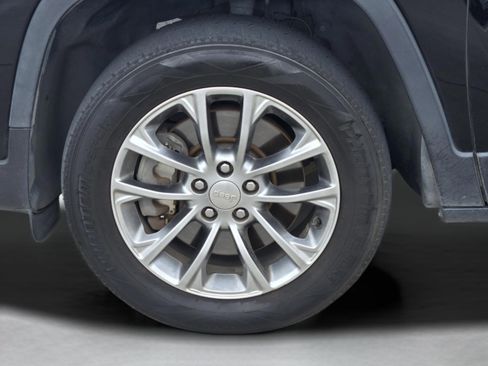 Used 2019 Jeep Cherokee Latitude Plus AWD/4WD image 30