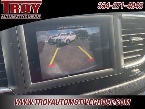 Used 2018 Chrysler Pacifica Touring-L image 39