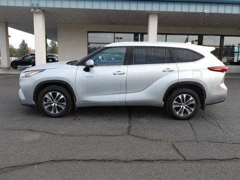 Used 2020 Toyota Highlander XLE AWD/4WD image 2