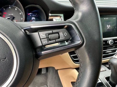 Certified 2023 Porsche Macan image 17