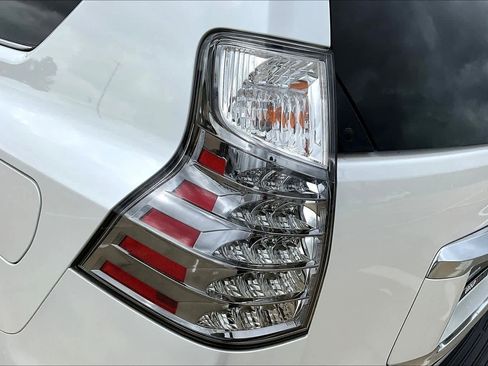 Used 2023 Lexus GX 460 Premium w/ Premium Package image 29