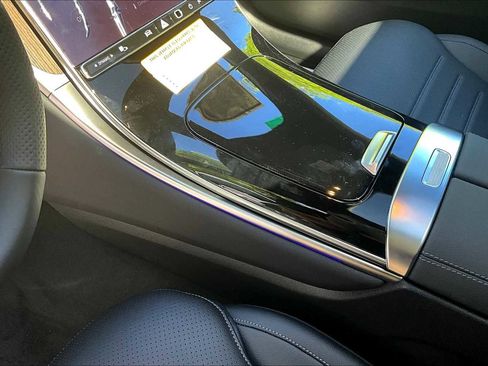 Used 2025 Mercedes-Benz GLC 300 4MATIC image 11