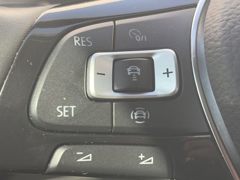 Used 2021 Volkswagen Tiguan SEL AWD/4WD image 17