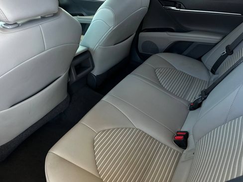 Used 2019 Toyota Camry SE w/ Carpet Mat Package FWD image 11