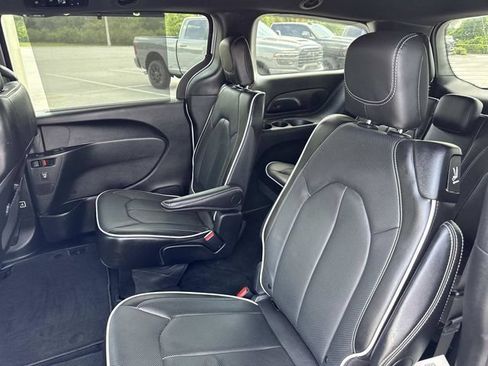Used 2026 Chrysler Pacifica Limited FWD image 12