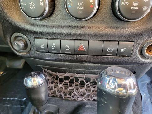 Used 2016 Jeep Wrangler Unlimited Rubicon w/ Dual Top Group AWD/4WD image 30