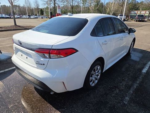 Used 2023 Toyota Corolla LE image 3