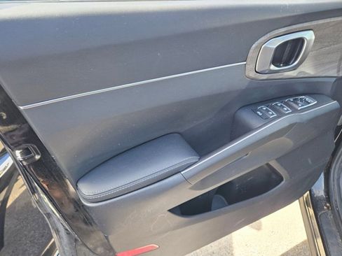 Used 2023 Kia Sorento S image 9