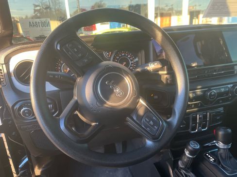 Used 2024 Jeep Gladiator Sport image 2