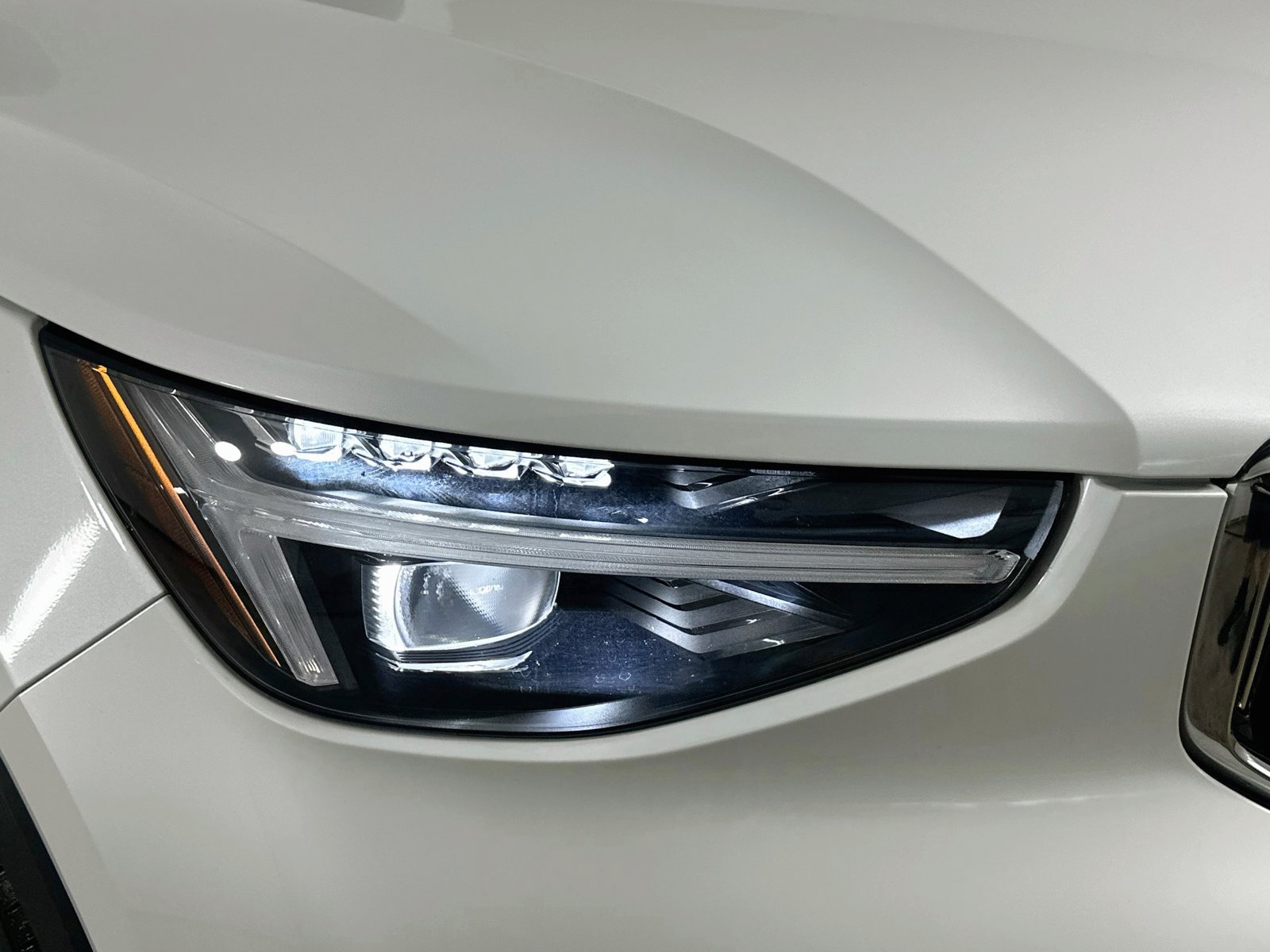 Certified 2025 Volvo XC40 B5 Ultra w/ Protection Package AWD/4WD image 9