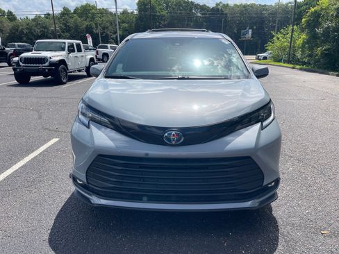 Used 2025 Toyota Sienna XLE Woodland Edition AWD/4WD image 2
