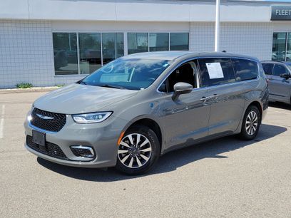 Used 2023 Chrysler Pacifica Touring-L