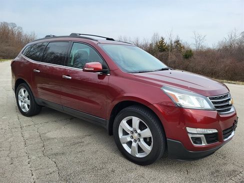 Used 2017 Chevrolet Traverse LT w/ Style and Technology Package FWD image 6