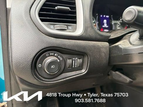 Used 2020 Jeep Renegade Latitude w/ Cold Weather Group AWD/4WD image 15