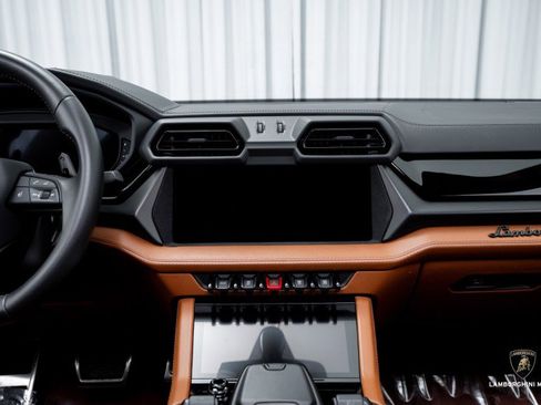 Used 2025 Lamborghini Urus SE image 34