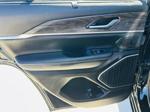 Used 2023 Jeep Grand Cherokee Limited w/ Luxury Tech Group II image 29